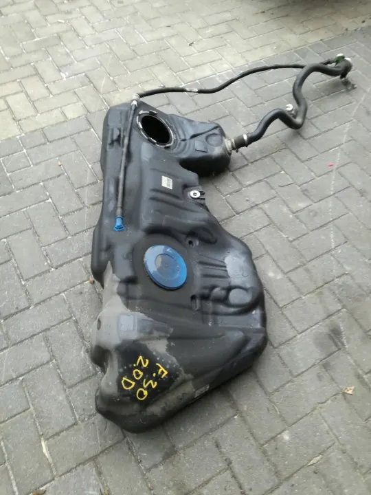 BMW F30 Brandstoftank 2.0D - OEM BMW F30 F31 image 2