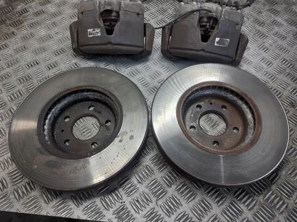 Bremscheiben + Beläge + Bremssättel Vorderachse Audi A5 image 4