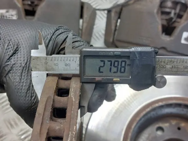 Bremscheiben + Beläge + Bremssättel Vorderachse Audi A5 image 7