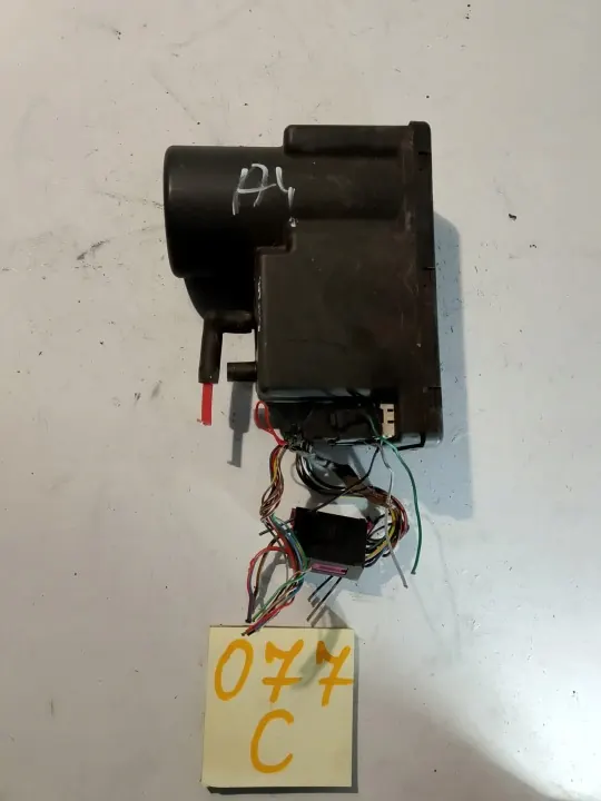 Audi A4 B5 keskuslukituspumppu OEM 077C image 2