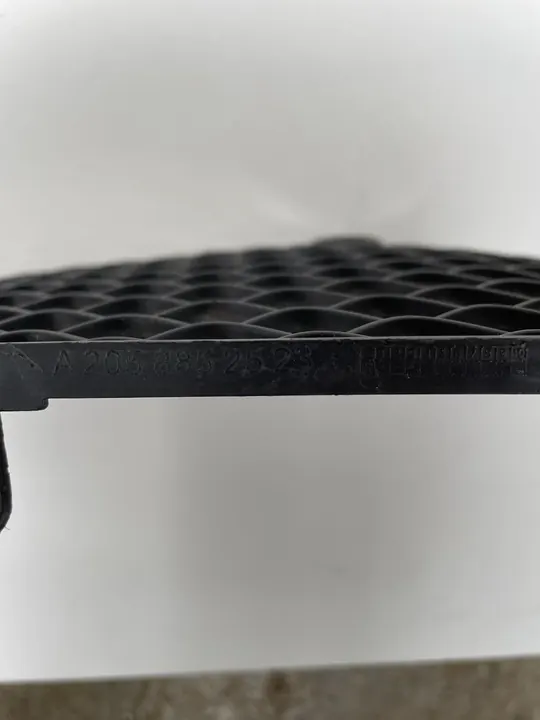 MERCEDES W205 REJILLA DELANTERA IZQUIERDA A2058852523 image 3