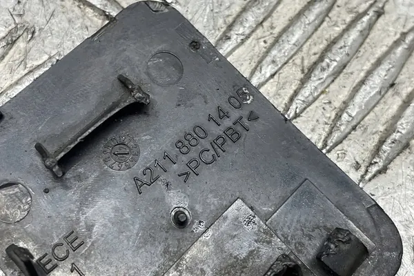 Cache de crochet de remorquage MERCEDES-BENZ E (W211) A2118801405 image 4