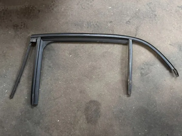 Joint de vitre arrière droit OEM 823317397R Renault Megane IV image 2