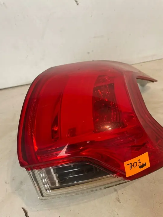 Luz trasera derecha Peugeot 2008 OE 9678074380 image 4