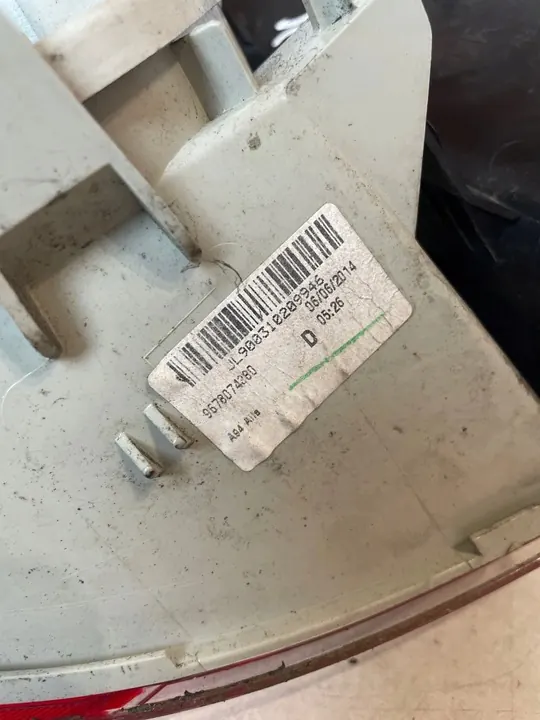 Luz trasera derecha Peugeot 2008 OE 9678074380 image 8