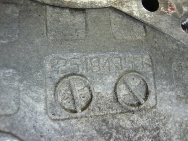 Pompe à huile d'occasion OEM 25194353 pour Opel Astra J image 3