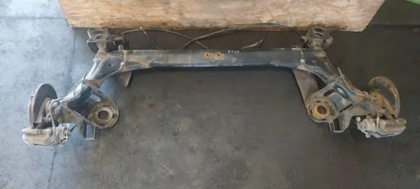 Viga de eje trasero OEM 465654 con discos ABS VW image 2