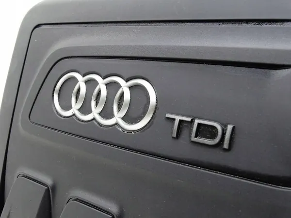 Cubierta superior motor Audi TDI OEM 03L103925R image 3