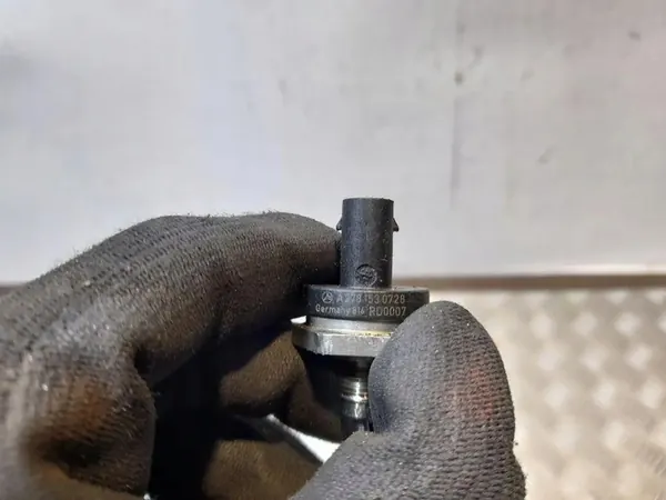 Capteur de pression de carburant Mercedes-Benz A2781530728 image 3