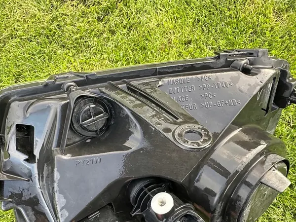 Oikea etuvalaisin Dacia Duster I 10-13 OEM 260101891R image 7