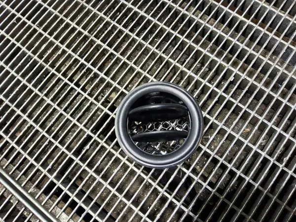 Grade de ventilação console Dacia OE 687608758R image 3