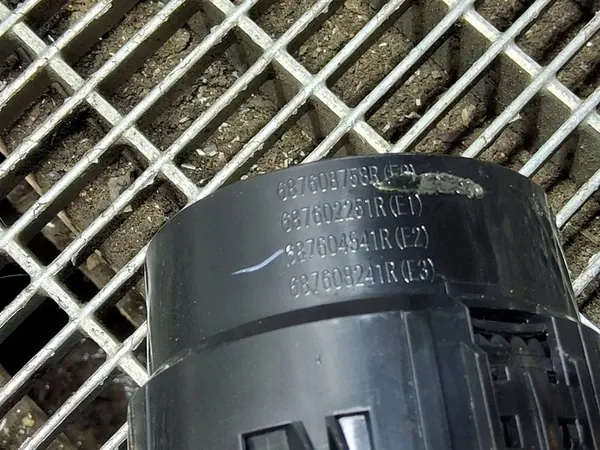 Grade de ventilação console Dacia OE 687608758R image 6