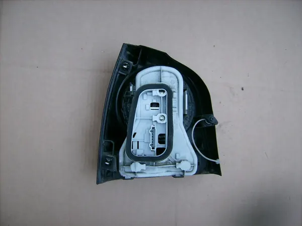 Volkswagen OE 6Q6945096T Luz trasera derecha image 3