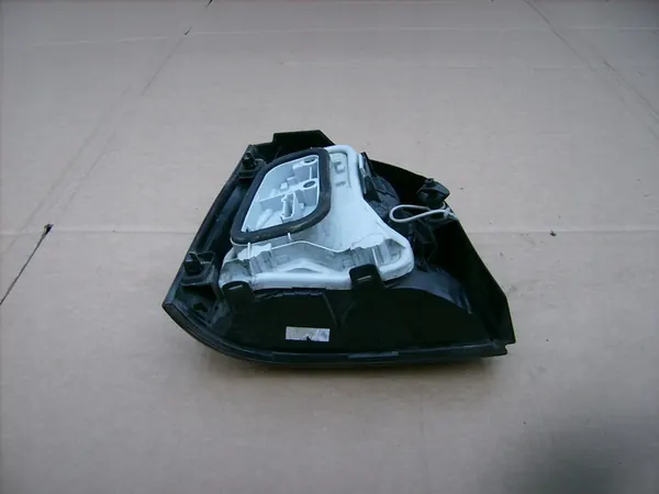 Volkswagen OE 6Q6945096T Luz trasera derecha image 4