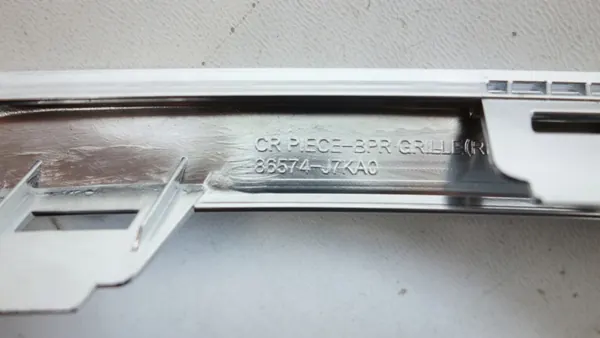 Kia OEM 86574-J7KA0 Garniture Chrome Pare-choc Droit Avant image 6