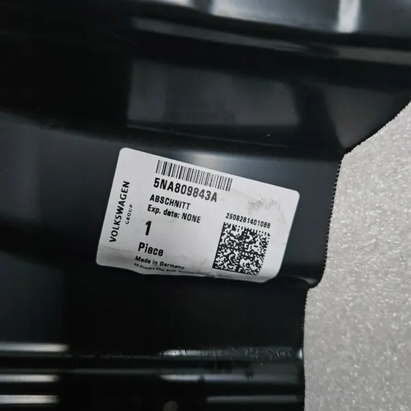 Soleira porta esquerda VW Tiguan II OEM 5NA809843A image 8