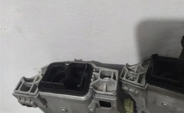 Fecho porta-malas Mercedes OEM A0999064703 - Usado image 5