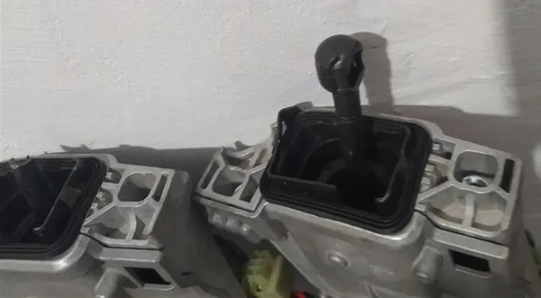 Fecho porta-malas Mercedes OEM A0999064703 - Usado image 6