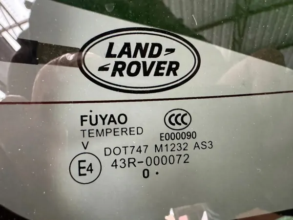 Land Rover Range Rover Velar achterruit OEM J8A242006BC image 3