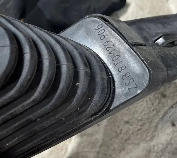 AUDI RS4 RS5 8T0 B8 Luchtinlaatkanaal image 3