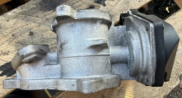 EGR-venttiili Audi A4 B7 A6 C6 2.0 TDI 03G131501J image 2