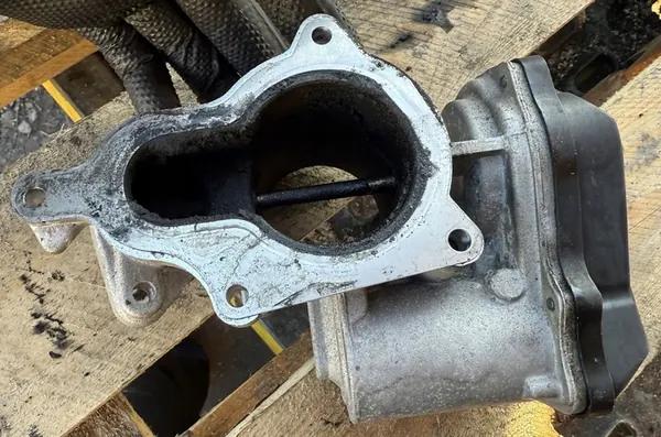 EGR-venttiili Audi A4 B7 A6 C6 2.0 TDI 03G131501J image 3