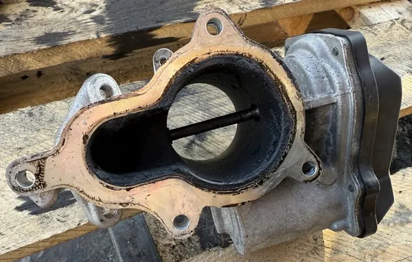 EGR-venttiili Audi A4 B7 A6 C6 2.0 TDI 03G131501J image 4