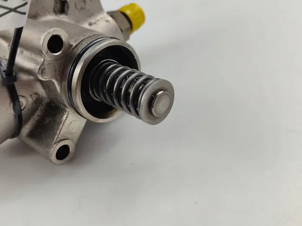 Audi Hochdruckpumpe 03C 127 025 R image 3