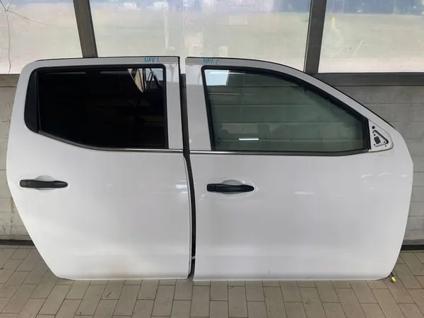 Komplett Dörrfönster Nissan Navara NP300 image 3