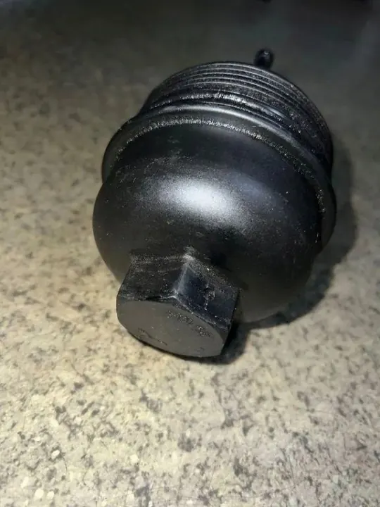 Gebrauchte BMW Ölfilterkappe OEM 2247379 für E39 3.0L image 3