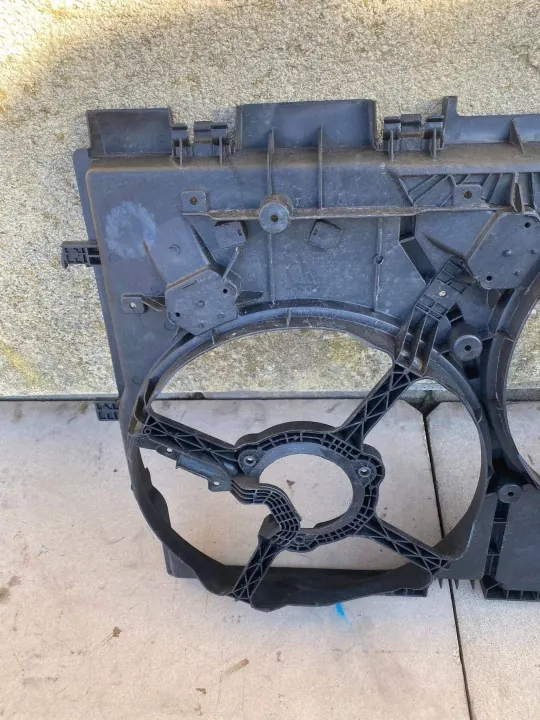 Kühlerlüftergehäuse OEM 1379422080 für Citroen Jumper image 3