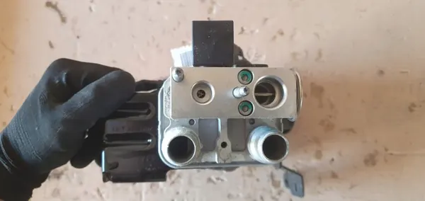 Pompe à vide d'occasion OEM 9835028580 9826638780 Peugeot 208 II image 3