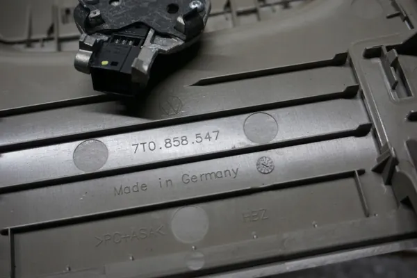 VW Multivan T7 Taustapeili OEM 7T0868437 image 8