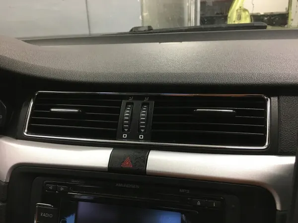 Grelha central OEM KRATKA NAWIEWU SRODKOWA Skoda Superb II image 2