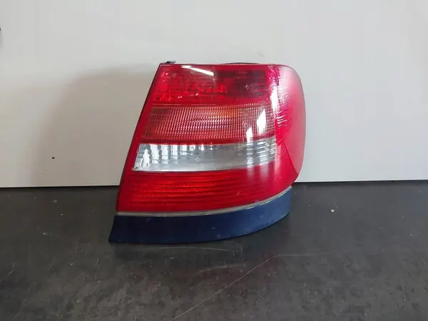 Luz trasera derecha Audi A4 B5 Sedan 1999-2001 image 3