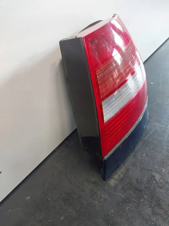 Luz trasera derecha Audi A4 B5 Sedan 1999-2001 image 6
