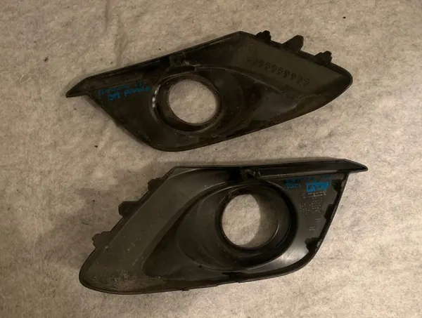 Cadre de phare antibrouillard gauche Mazda 3 2014- image 2