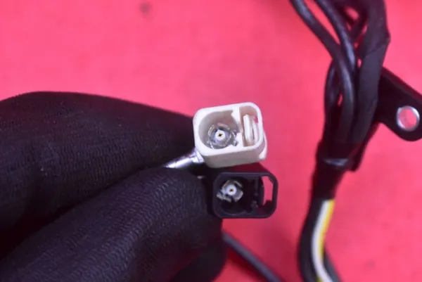 Voorruitcamera-harness OEM 1068787-00-D Tesla image 8