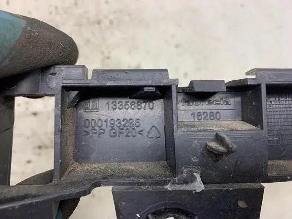 Scivolo di montaggio paraurti anteriore sinistro Opel Zafira C 13356870 image 4