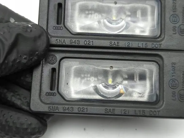 Luz de matrícula Audi A1 2023 OEM 5NA943021 image 8