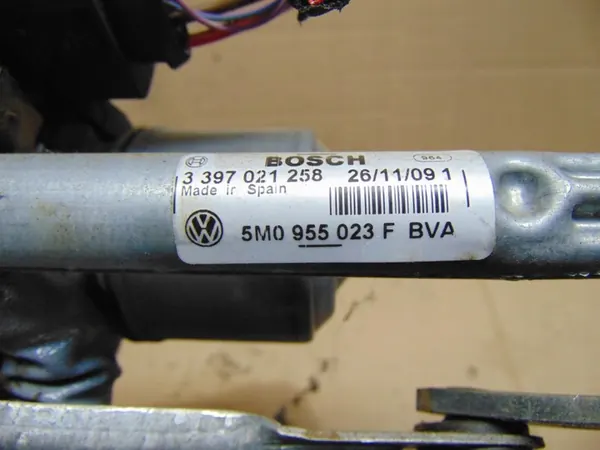 Tuulilasinpyyhkijän moottori etu vasen VW Golf Plus 5M0955119C image 4