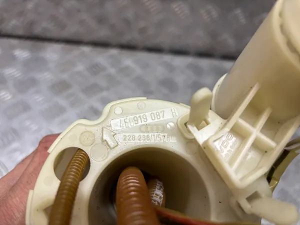 Bomba de combustível AUDI A8 D3 4E0919087H image 2