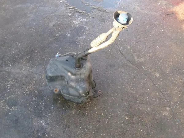 Mercedes Sprinter 906 AdBlue-säiliö OEM A9064701815 image 2