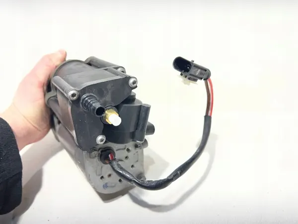 Mercedes E-Klasse W213 Luftfederpumpe OEM A2133200104 image 3