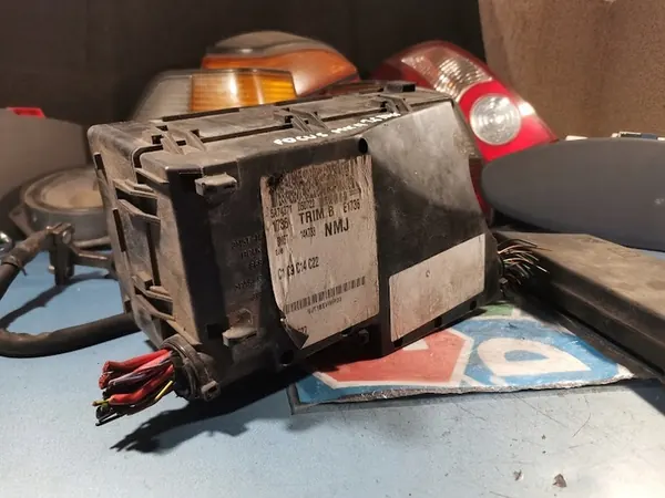 Caixa de relés de fusíveis FORD FOCUS MK2 3M5T14K733 image 2