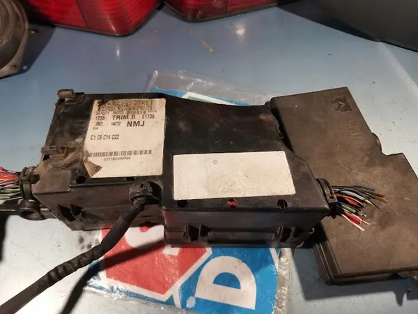 Caixa de relés de fusíveis FORD FOCUS MK2 3M5T14K733 image 4