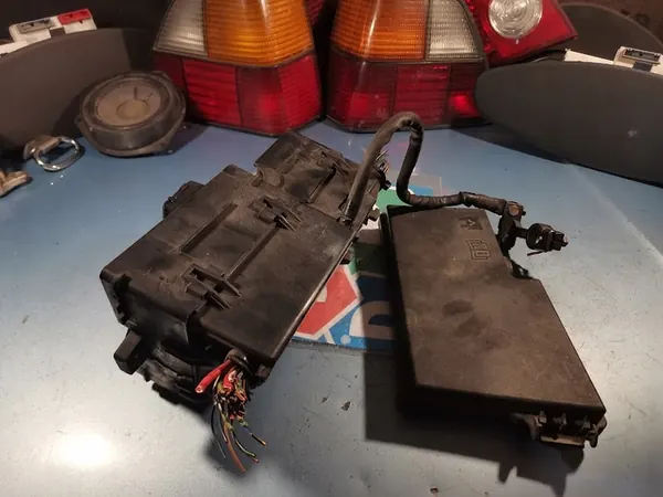 Caixa de relés de fusíveis FORD FOCUS MK2 3M5T14K733 image 5