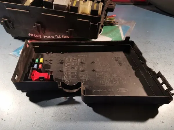 Caixa de relés de fusíveis FORD FOCUS MK2 3M5T14K733 image 7