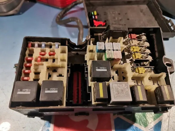 Caixa de relés de fusíveis FORD FOCUS MK2 3M5T14K733 image 8