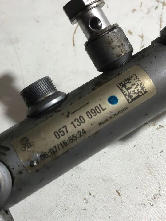 Audi A8 S8 D3 Insprutningsrör OEM 057130090L image 3